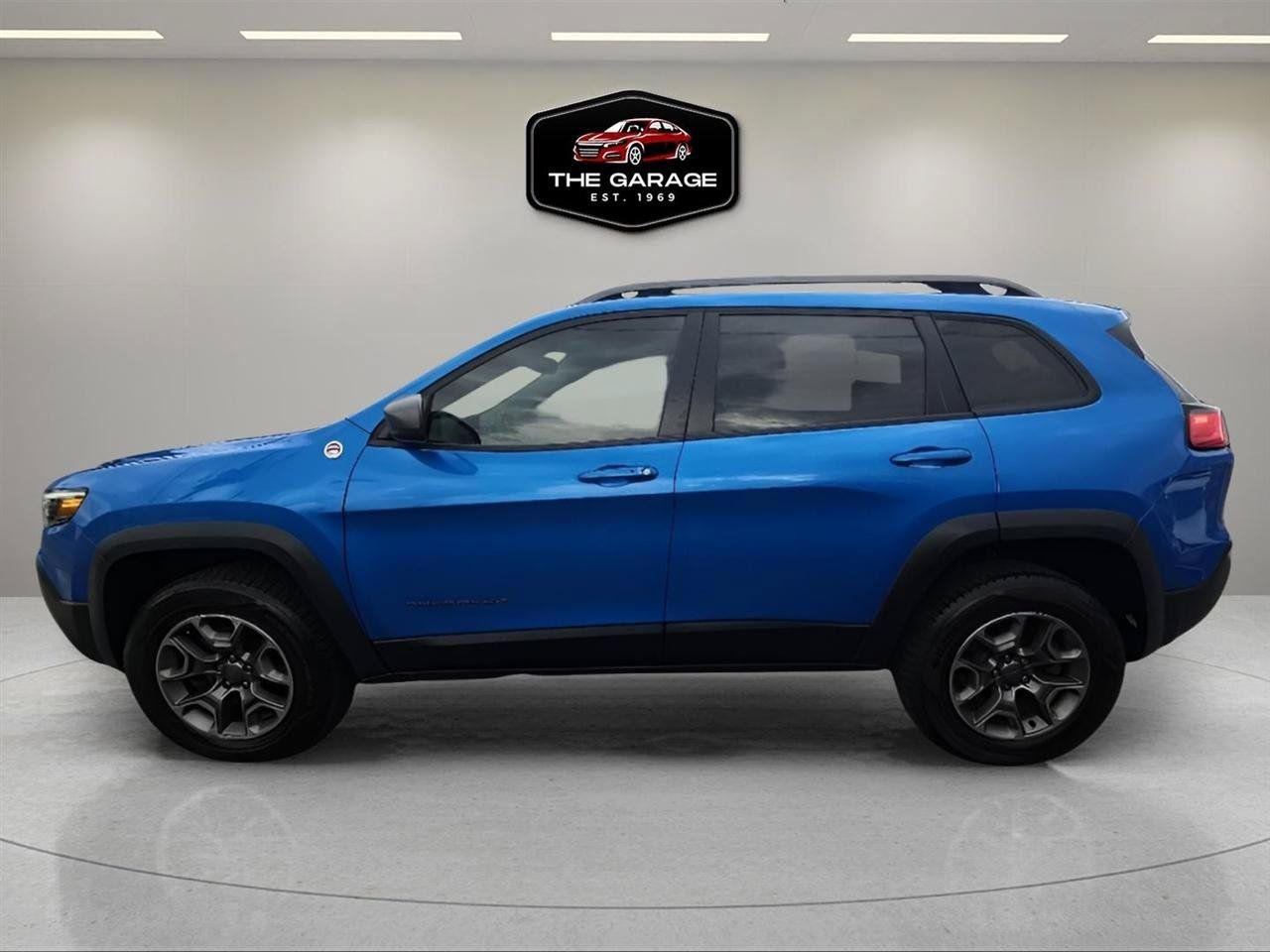 Used 2020 Jeep Cherokee Trailhawk w/ Comfort/Convenience Group AWD/4WD image 3