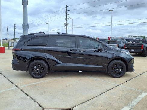 Certified 2025 Toyota Sienna XLE Woodland Edition image 5