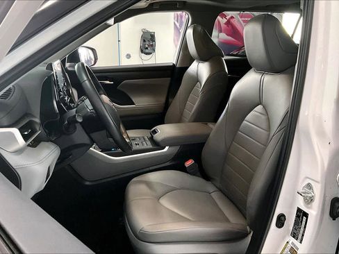 Used 2022 Toyota Highlander XLE image 10
