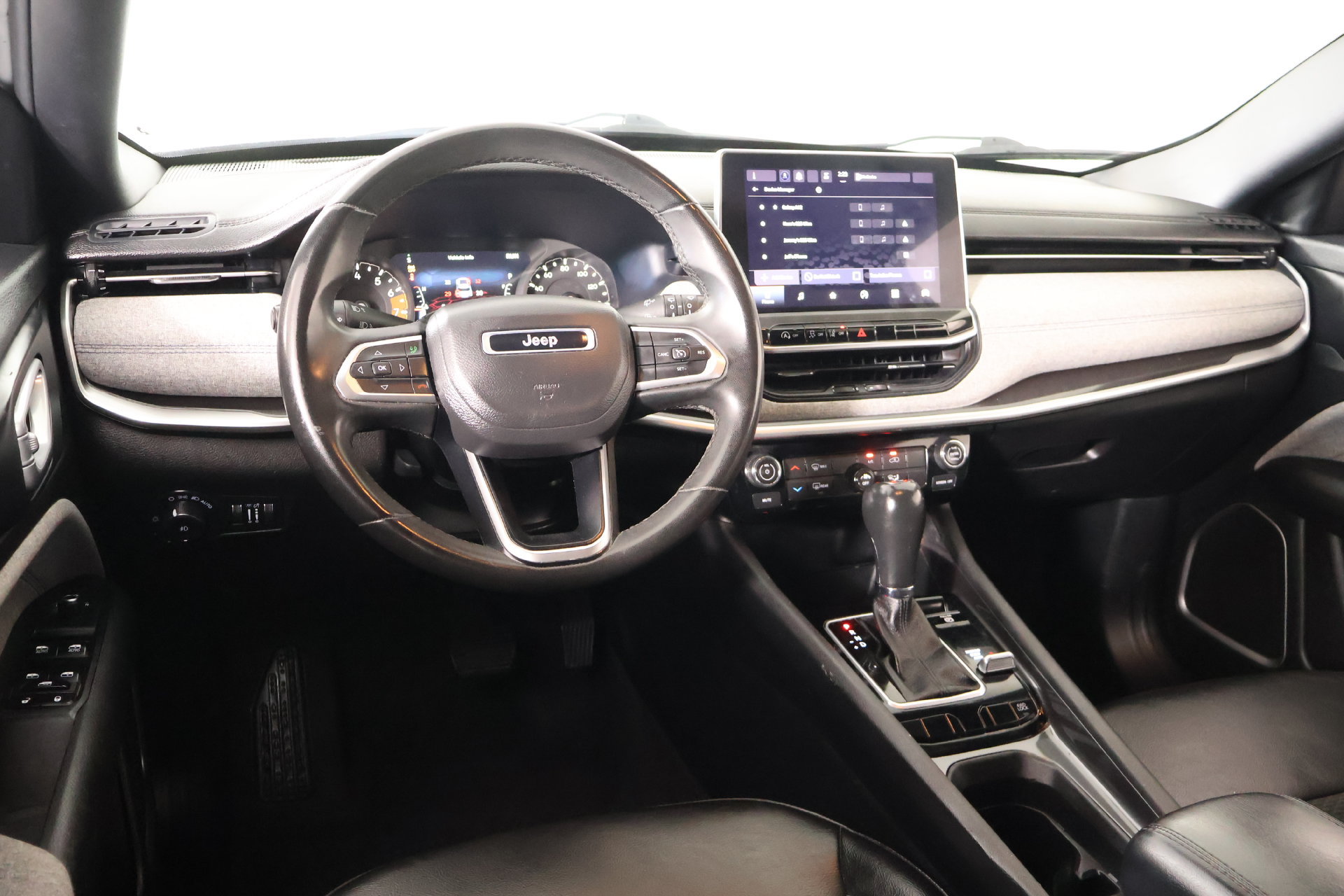 Used 2023 Jeep Compass Latitude AWD/4WD image 2