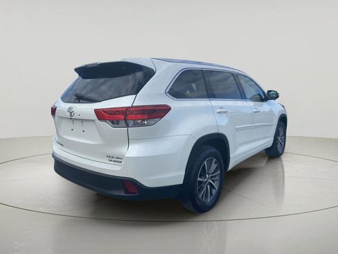 Used 2018 Toyota Highlander XLE AWD/4WD image 3