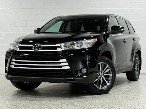 Used 2019 Toyota Highlander XLE AWD/4WD image 2