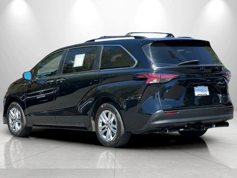 Used 2022 Toyota Sienna XLE Woodland Edition AWD/4WD image 6