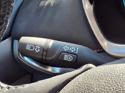 Used 2021 Chevrolet Traverse LT image 22