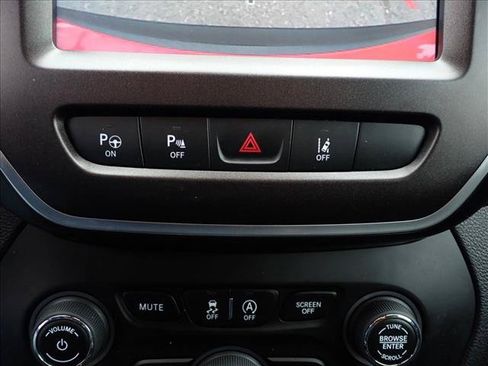 Used 2021 Jeep Cherokee Trailhawk w/ Technology Group AWD/4WD image 18