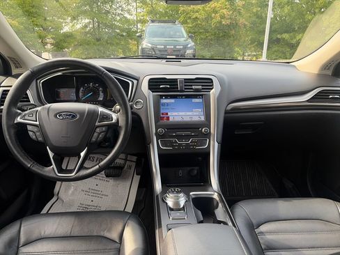 Used 2017 Ford Fusion SE w/ Fusion SE Technology Package FWD image 13