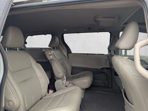 Used 2019 Toyota Sienna XLE w/ XLE Navigation Package FWD image 14