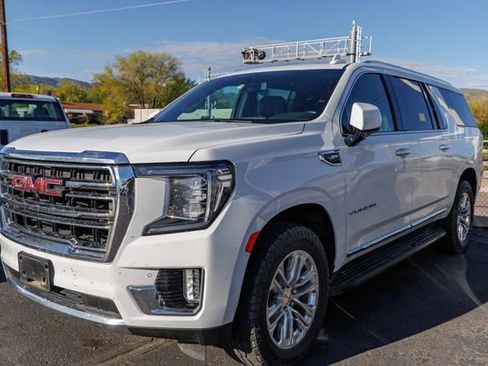 Used 2022 GMC Yukon XL SLT w/ SLT Premium Package image 5