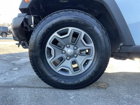 Used 2017 Jeep Wrangler Unlimited Rubicon w/ Connectivity Group image 28