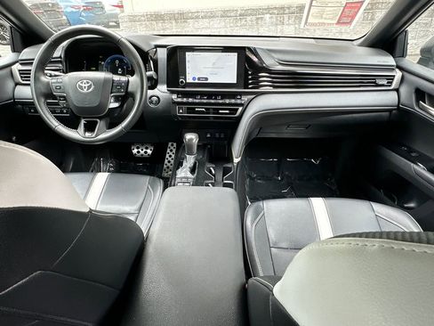 Used 2025 Toyota Camry SE FWD image 9