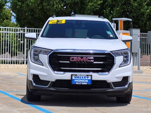 Used 2023 GMC Terrain SLE w/ Driver Convenience Package FWD image 3