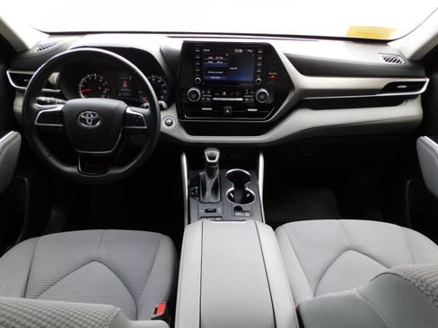 Used 2021 Toyota Highlander LE AWD/4WD image 9