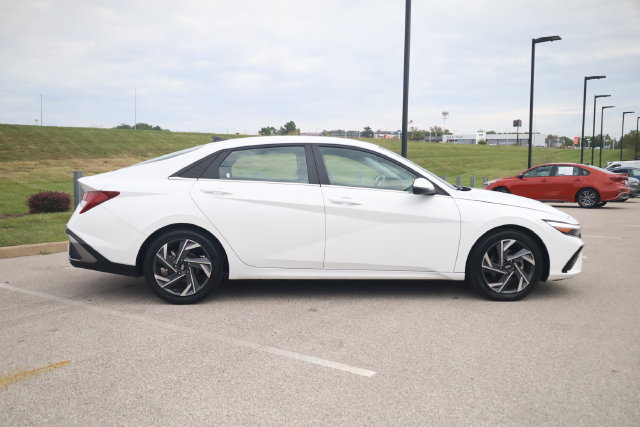 Used 2025 Hyundai Elantra Limited FWD image 3