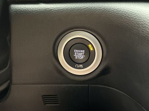 Used 2025 Chrysler Pacifica Select FWD image 21