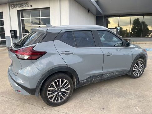 Used 2021 Nissan Kicks SV FWD image 2