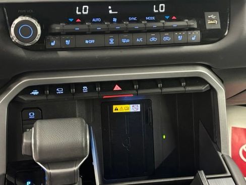 Used 2024 Toyota Tundra Platinum AWD/4WD image 32