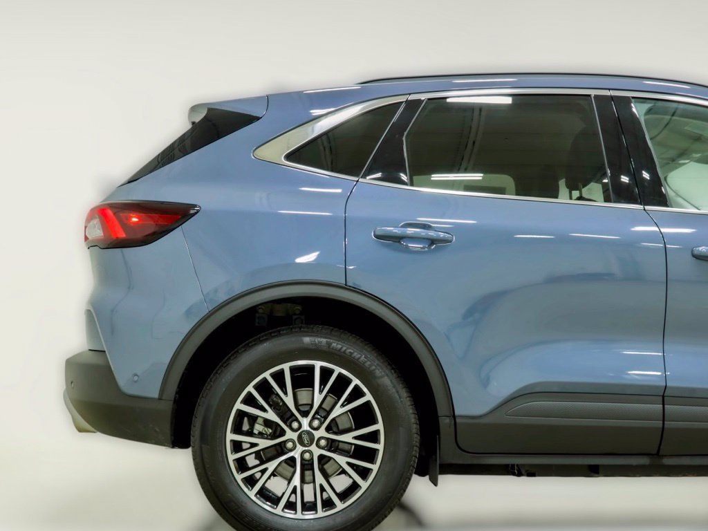 Used 2023 Ford Escape SE w/ PHEV Premium Package FWD image 8