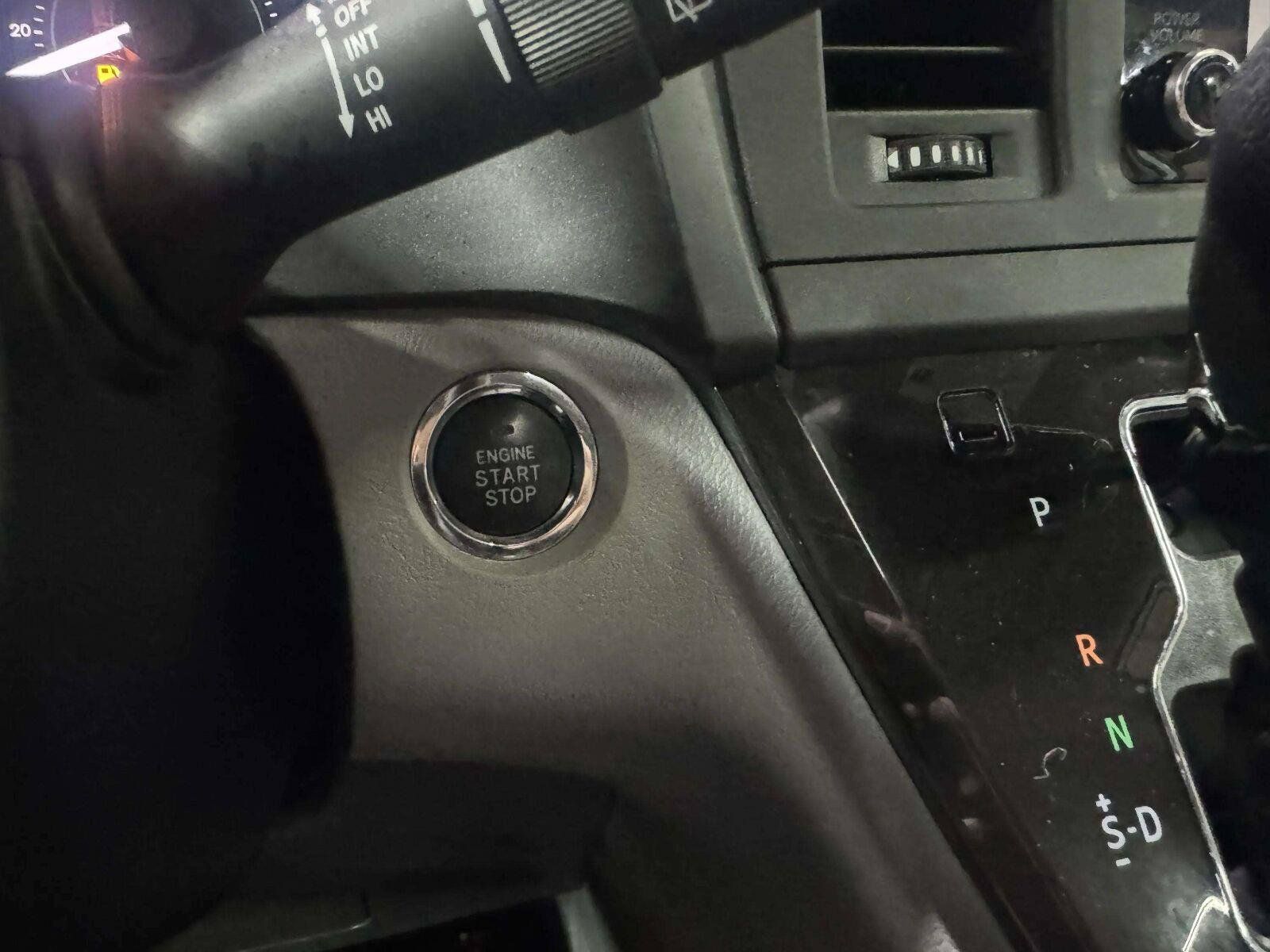 Used 2020 Toyota Sienna XLE Premium FWD image 32
