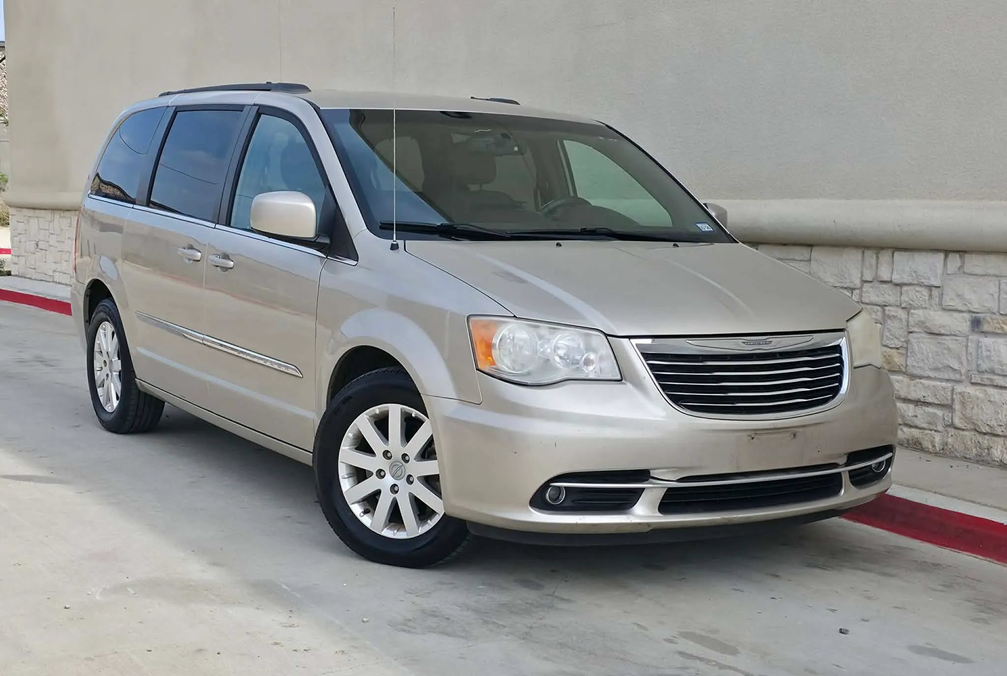 Used 2014 Chrysler Town & Country Touring FWD image 1