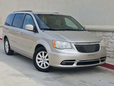 Used 2014 Chrysler Town & Country Touring image 1