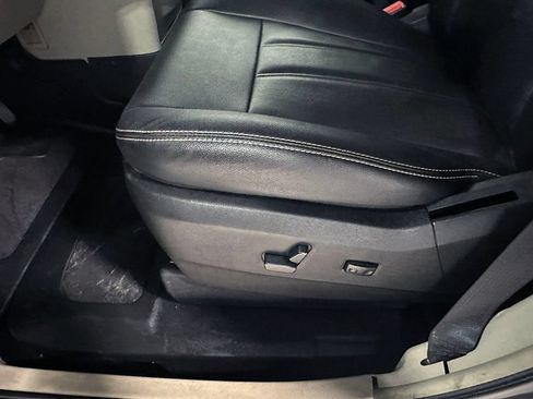 Used 2016 Chrysler Town & Country Touring w/ Driver Convenience Group FWD image 15