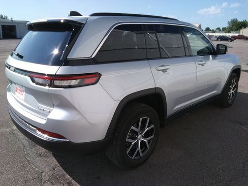 Used 2024 Jeep Grand Cherokee Limited image 5