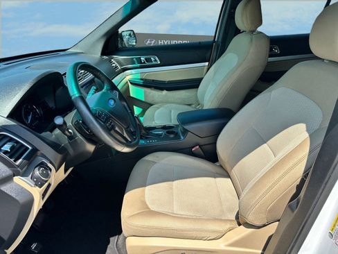 Used 2017 Ford Explorer XLT w/ Equipment Group 201A image 4