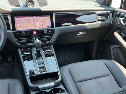 Certified 2026 Porsche Macan AWD/4WD image 29