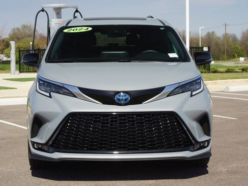 Used 2024 Toyota Sienna XSE w/ XSE Premium Package image 27