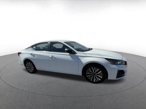 Used 2025 Nissan Altima 2.5 SV image 2