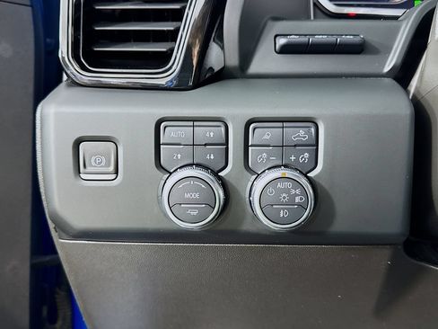Used 2022 GMC Sierra 1500 AT4 w/ Technology Package AWD/4WD image 18