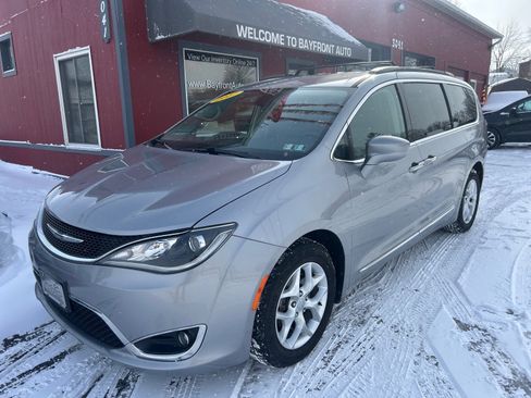 Used 2017 Chrysler Pacifica Touring-L w/ Tire & Wheel Group image 1