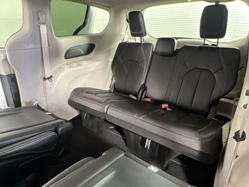 Used 2024 Chrysler Pacifica Touring-L AWD/4WD image 20