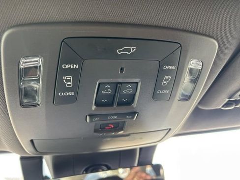 Used 2023 Toyota Sienna Platinum image 28