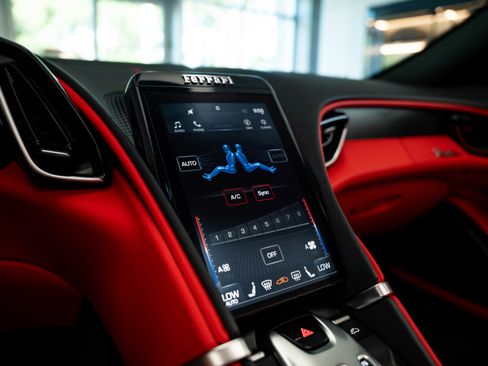 Used 2024 Ferrari Roma Spider image 34