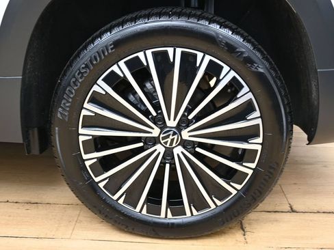 Used 2025 Volkswagen Taos SE FWD image 36