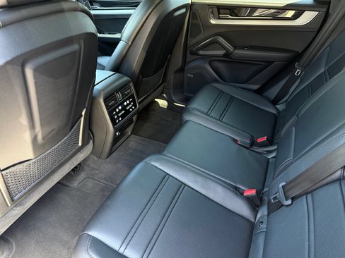Certified 2024 Porsche Cayenne Coupe AWD/4WD image 32