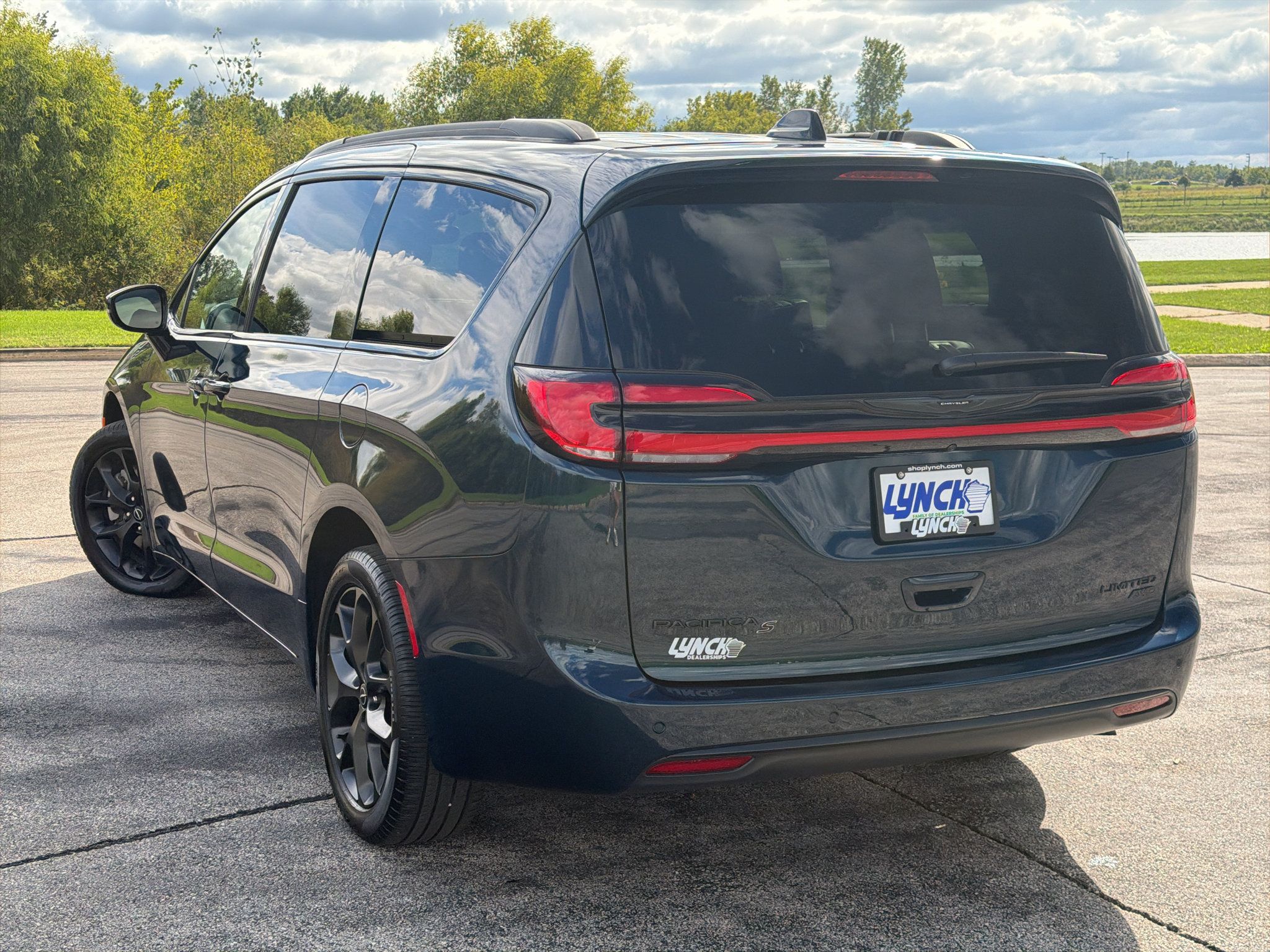 Used 2025 Chrysler Pacifica Limited AWD/4WD image 2