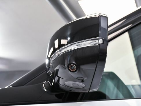 Used 2025 Land Rover Discovery S image 88