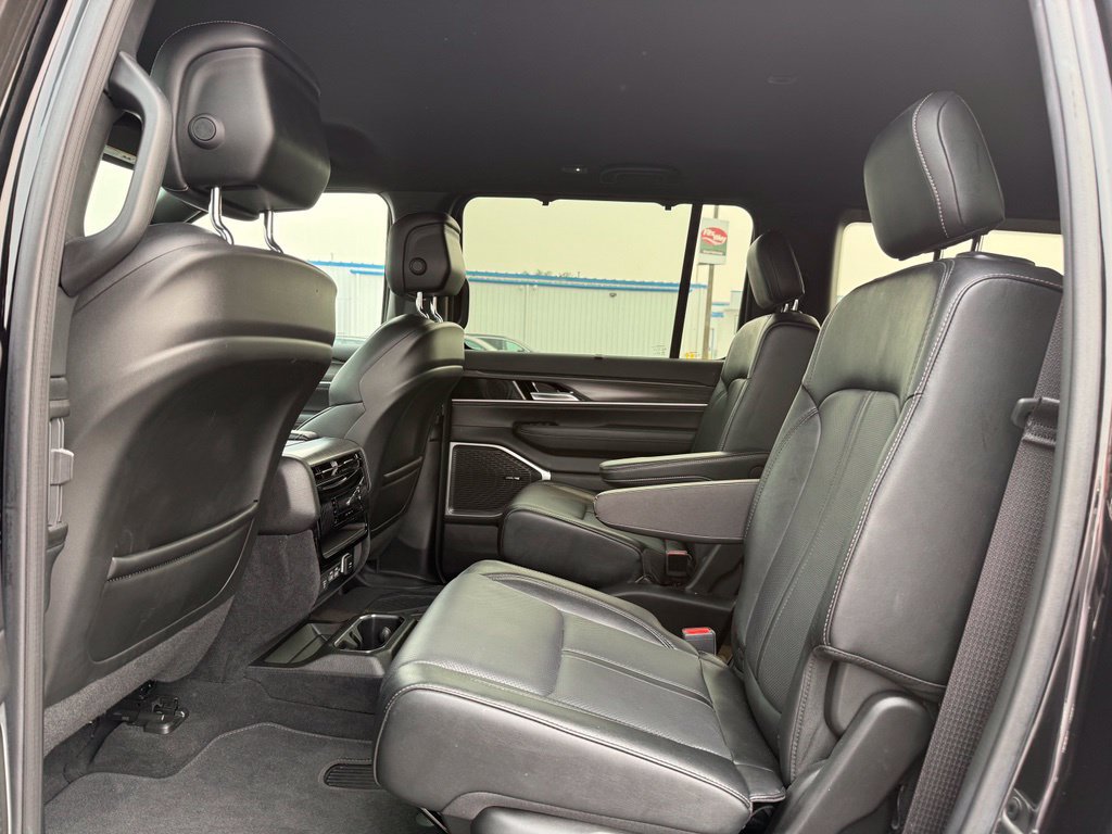 Used 2023 Jeep Wagoneer Series II w/ Convenience Group I AWD/4WD image 13