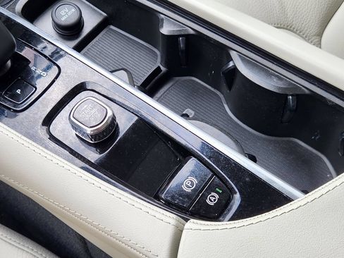 Certified 2025 Volvo XC90 T8 Plus AWD/4WD image 30