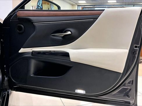 Used 2025 Lexus ES 300h w/ Premium Package image 21