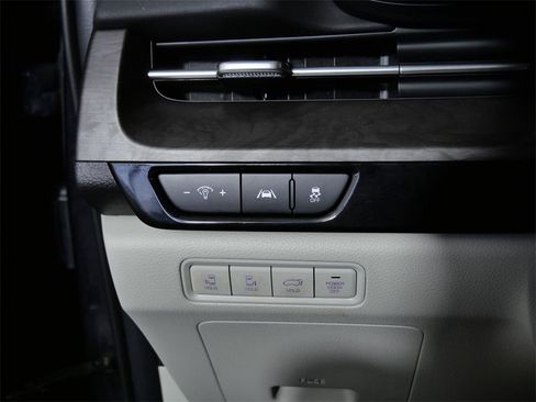 Used 2024 Kia Carnival EX image 26