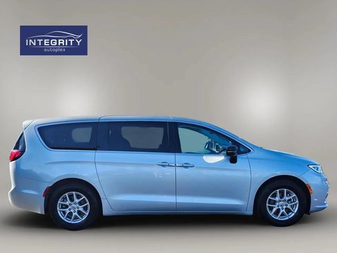 Used 2024 Chrysler Pacifica Touring-L FWD image 6