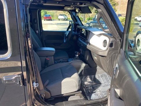 Used 2024 Jeep Wrangler Unlimited image 19