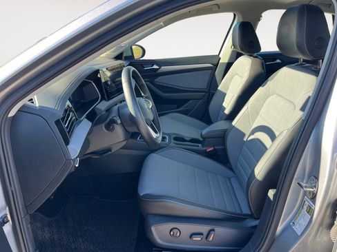 Certified 2025 Volkswagen Jetta SE w/ Sunroof Package image 9