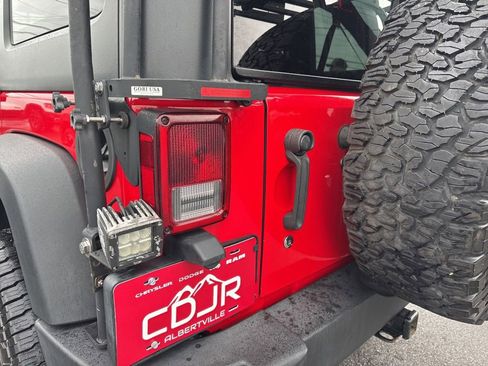 Used 2016 Jeep Wrangler Unlimited Rubicon w/ Connectivity Group AWD/4WD image 22
