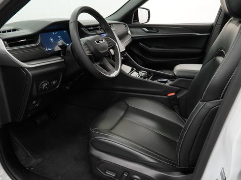Certified 2025 Jeep Grand Cherokee Limited AWD/4WD image 17