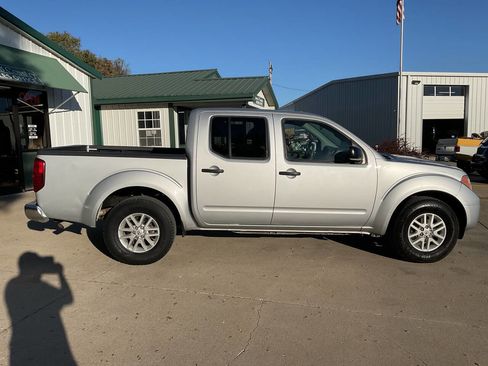 Used 2017 Nissan Frontier SV image 2