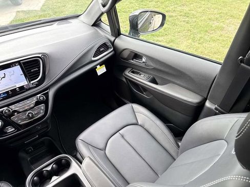 New 2026 Chrysler Pacifica Select w/ S Appearance Package FWD image 28